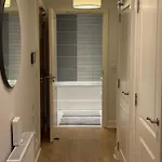 Luxurious Entire With Grand Living Space And Panoramic Balcony Views דירה *
