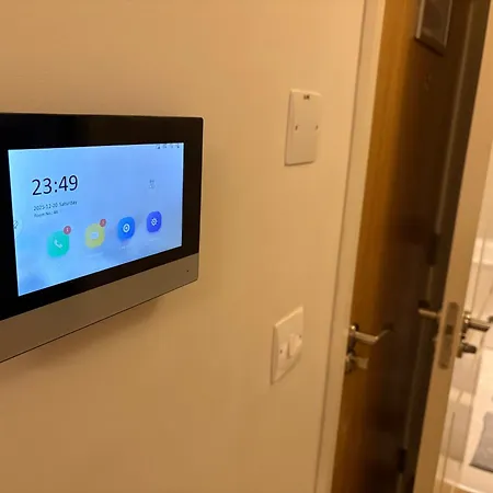 Luxurious Entire With Grand Living Space And Panoramic Balcony Views دبلن