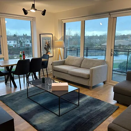 Luxurious Entire With Grand Living Space And Panoramic Balcony Views Apartment *