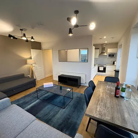 Luxurious Entire With Grand Living Space And Panoramic Balcony Views شقة