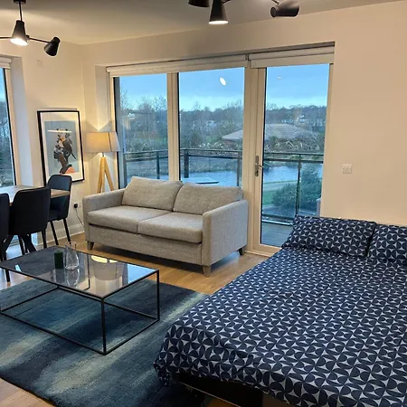 شقة Luxurious Entire With Grand Living Space And Panoramic Balcony Views دبلن