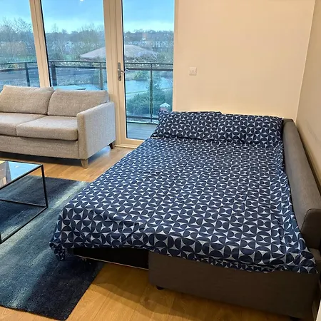 شقة Luxurious Entire With Grand Living Space And Panoramic Balcony Views دبلن