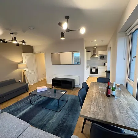 Luxurious Entire With Grand Living Space And Panoramic Balcony Views *