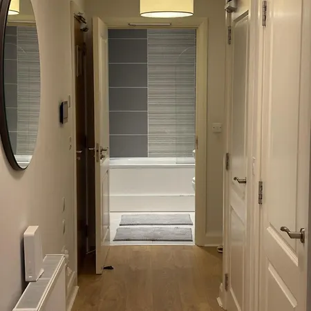 Luxurious Entire With Grand Living Space And Panoramic Balcony Views Apartmán *