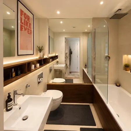 Luxurious Entire With Grand Living Space And Panoramic Balcony Views Apartment
