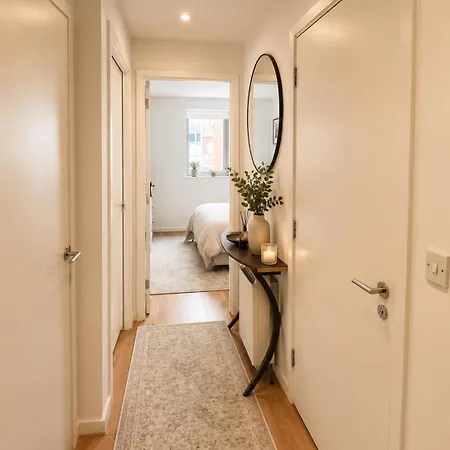 Luxurious Entire With Grand Living Space And Panoramic Balcony Views Apartment *