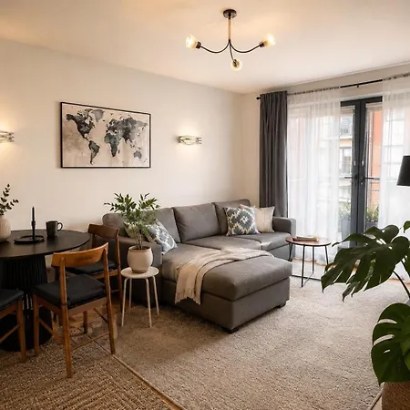 Luxurious Entire With Grand Living Space And Panoramic Balcony Views Apartment *