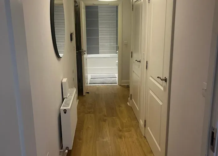 Luxurious Entire With Grand Living Space And Panoramic Balcony Views شقة *