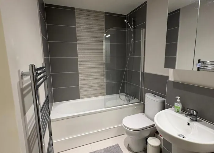 Luxurious Entire With Grand Living Space And Panoramic Balcony Views شقة *