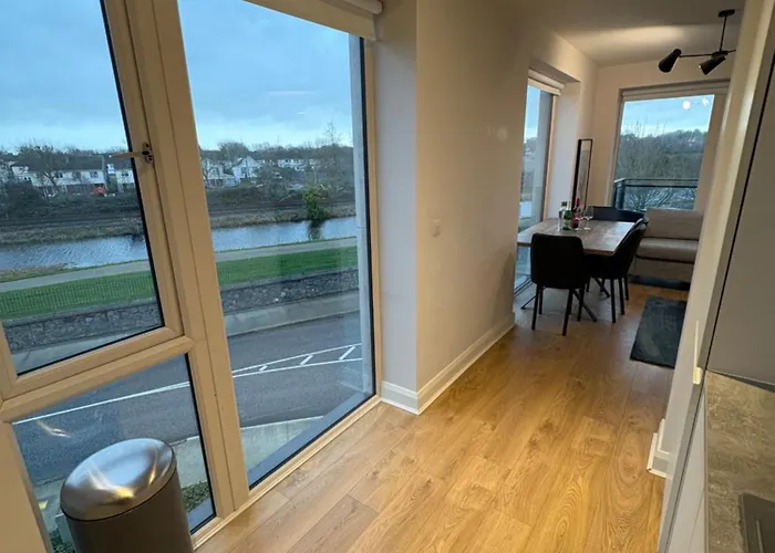 Luxurious Entire With Grand Living Space And Panoramic Balcony Views * دبلن