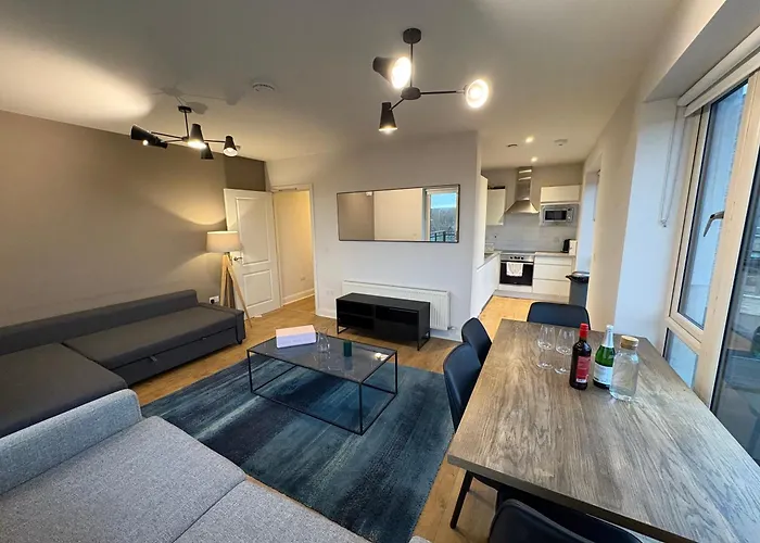 Luxurious Entire With Grand Living Space And Panoramic Balcony Views شقة