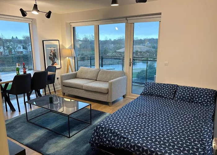 شقة Luxurious Entire With Grand Living Space And Panoramic Balcony Views دبلن