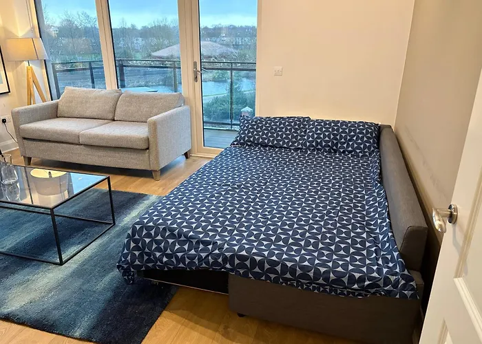 شقة Luxurious Entire With Grand Living Space And Panoramic Balcony Views دبلن