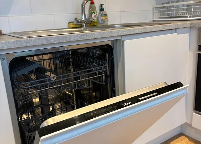 Luxurious Entire With Grand Living Space And Panoramic Balcony Views *