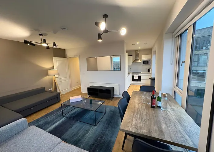 Luxurious Entire With Grand Living Space And Panoramic Balcony Views *