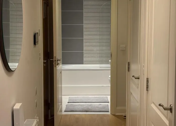 Luxurious Entire With Grand Living Space And Panoramic Balcony Views شقة *