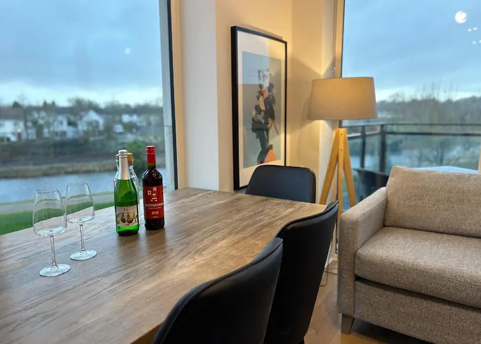 شقة Luxurious Entire With Grand Living Space And Panoramic Balcony Views دبلن