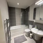 Luxurious Entire With Grand Living Space And Panoramic Balcony Views Διαμέρισμα *