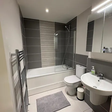 Luxurious Entire With Grand Living Space And Panoramic Balcony Views Apartment *